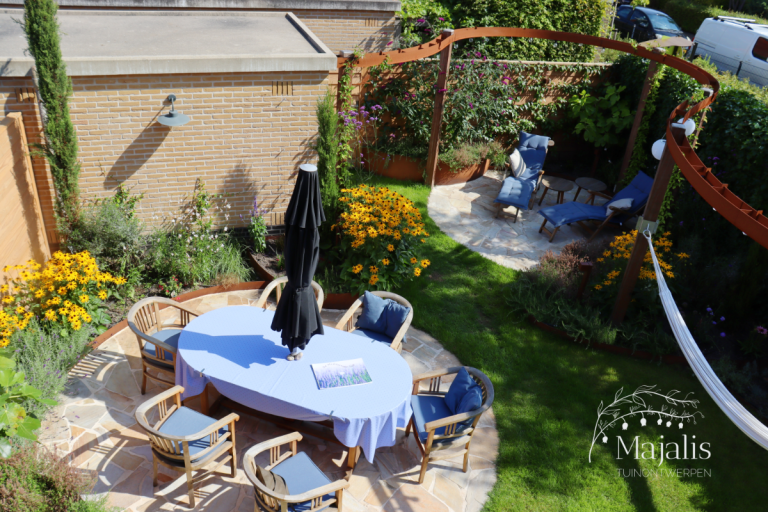 Mediterrane tuin met organische vormen